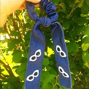 Trendy ponytail holder with sunglasses.